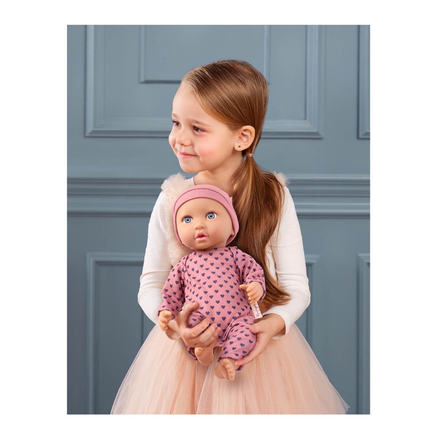 Muñeca con pijama rosa con corazones y gorro