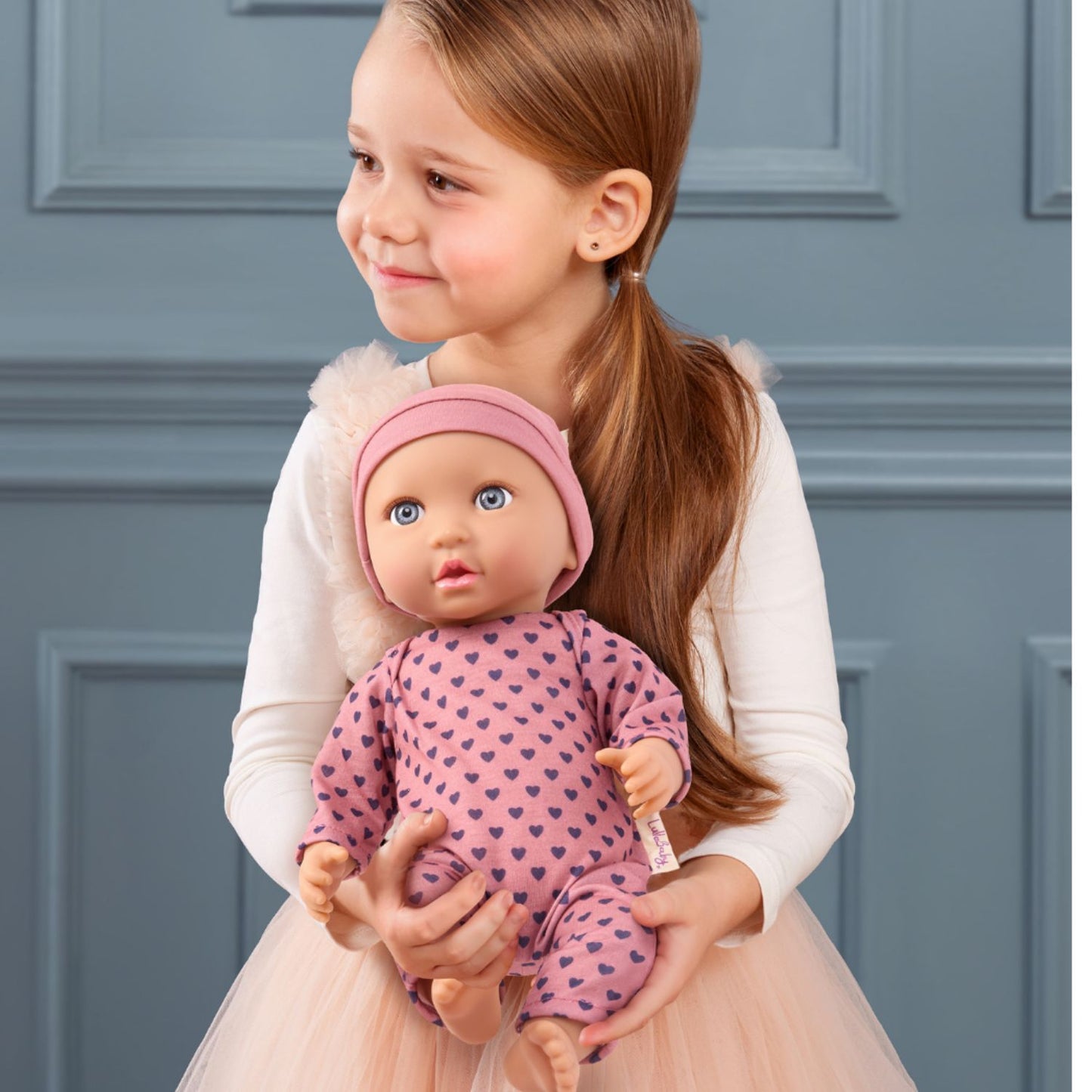 Muñeca con pijama rosa con corazones y gorro