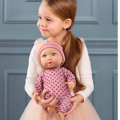 Muñeca con pijama rosa con corazones y gorro