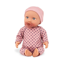 Muñeca con pijama rosa con corazones y gorro