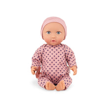 Muñeca con pijama rosa con corazones y gorro