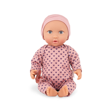 Muñeca con pijama rosa con corazones y gorro