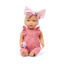 Muñeca con jardinera rosada y cinta