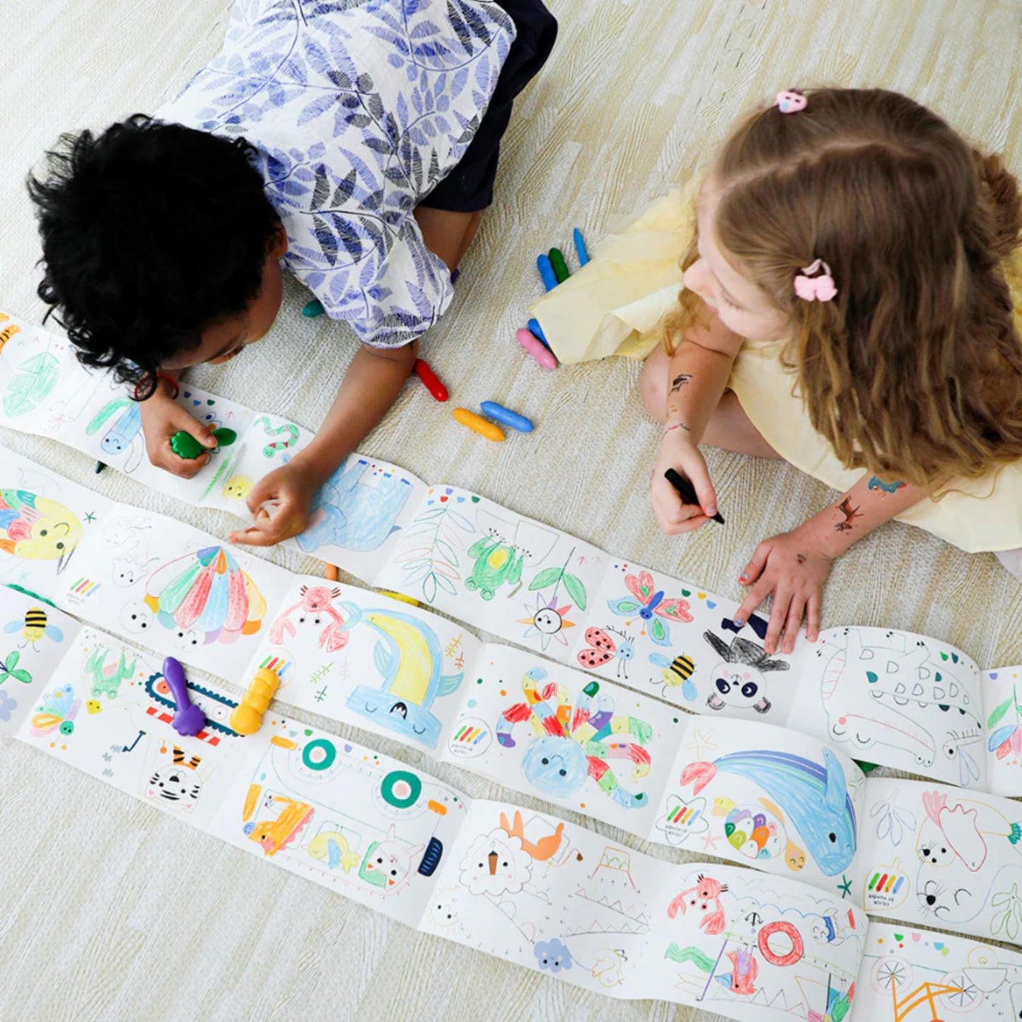 Mini Kit Rollo de Papel  y Crayones para Colorear · Vehículos